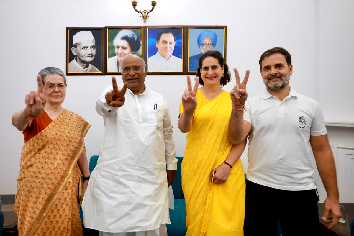 Priyanka Gandhi on Election Result 2024: विक्ट्री साइन के साथ प्रियंका गांधी ने शेयर की तस्वीर, कैंडिडेट्स के साथ देश की जनता को दी बधाई