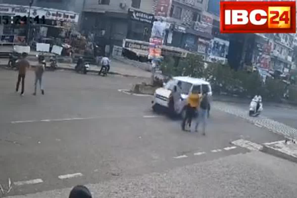 Pune Road Accident : तेज रफ्तार कार की जोरदार टक्कर से हवा में उछली महिला, हादसे का वीडियो आया सामने