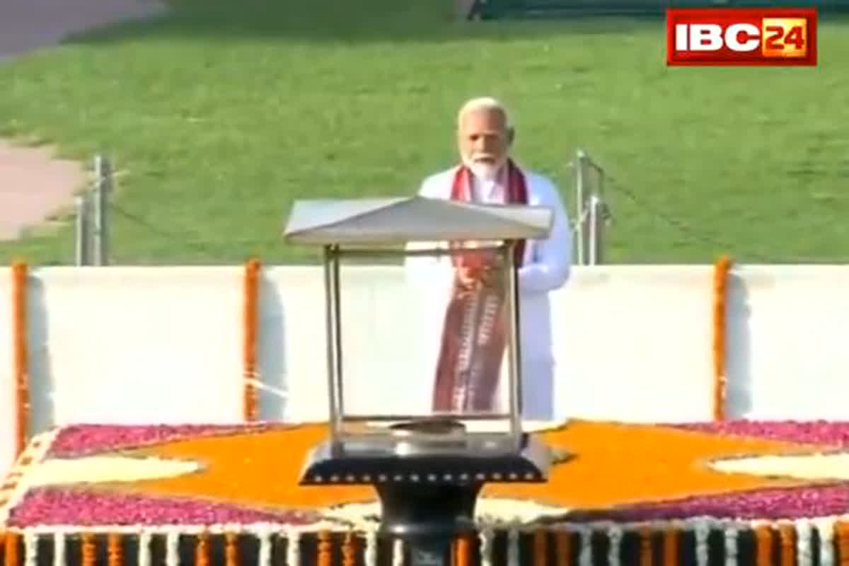 Narendra Modi Reached Rajghat: शपथ से पहले राजघाट पहुंचे नरेंद्र मोदी, राष्ट्रपिता महात्मा गांधी को श्रद्धा सुमन अर्पित कर दी श्रध्दाजंलि