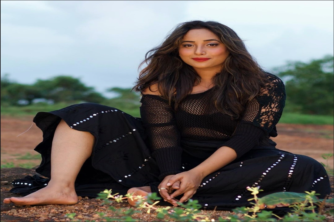 Rani Chatterjee Sexy Pictures : ब्लैक ड्रेस में रानी चटर्जी ने ढाया कहर..! खुले बालों में एक्ट्रेस लग रही बेहद ही Sexy, देखें तस्वीरें..