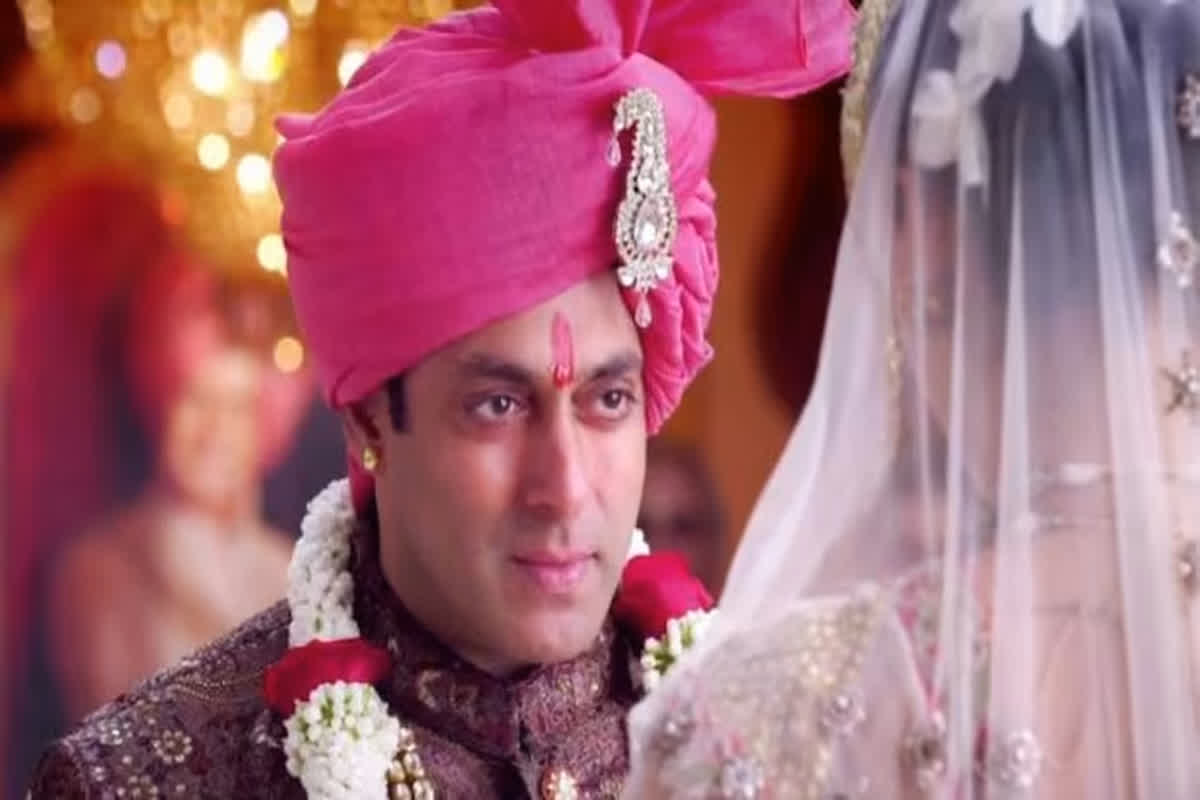 Salman Khan Marriage Latest News: सलमान खान करेंगे अ​मिशा पटेल के सा​थ शादी? एक्ट्रेस ने ट्वीट कर कहा- सलमान की शादी नहीं हुई, मेरी भी नहीं हुई तो हम शादी कर लें…