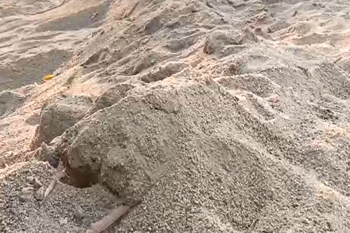 SDM Sold 800 Truck Sand: SDM या रेत माफिया? ठेकेदारों ने रातों रात गायब कर दिया 800 हाईवा रेत, कहा- बात हो गई है SDM साहब से