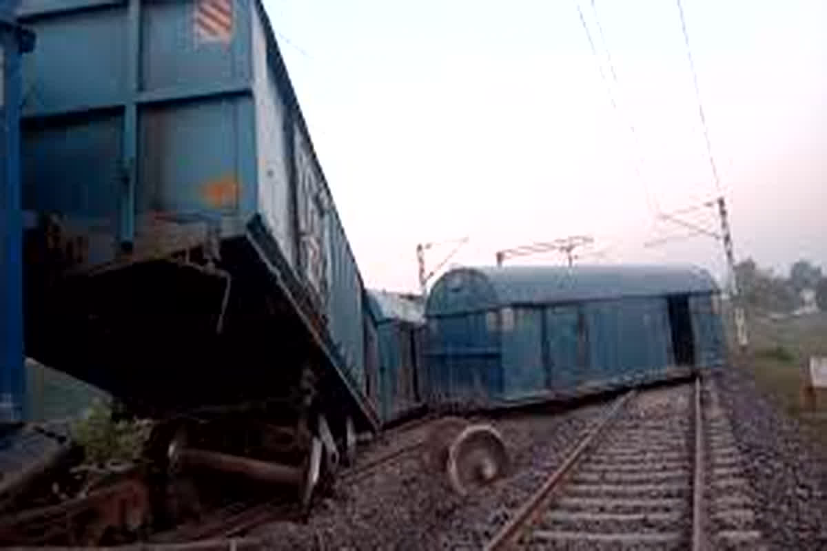 MP Train Accident: बड़ा हादसा… पटरी से उतरे मालगाड़ी के डिब्बे, रेस्क्यू टीम समेत रेलवे के अधिकारी मौके पर मौजूद