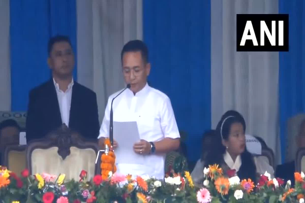 Sikkim CM: दूसरी बार सिक्किम के मुख्यमंत्री बने प्रेम सिंह तमांग, राज्यपाल लक्ष्मण प्रसाद आचार्य ने दिलाई गोपनीयता शपथ
