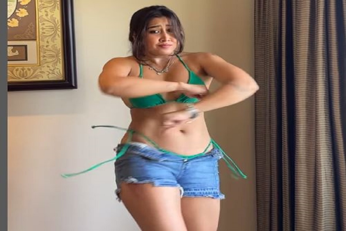 watch hindi sexy video online HD sofia ansari sexy video in green bikini