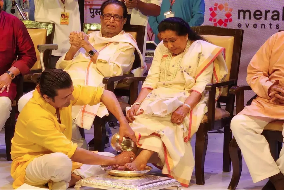 Sonu Nigam Video Viral : आशा भोसले की बायोग्राफी ‘स्वरस्वामिनी आशा’ लॉन्च..! सोनू निगम ने मंच पर पखारे गायिका के पैर, माथा टेककर लिया आशीर्वाद