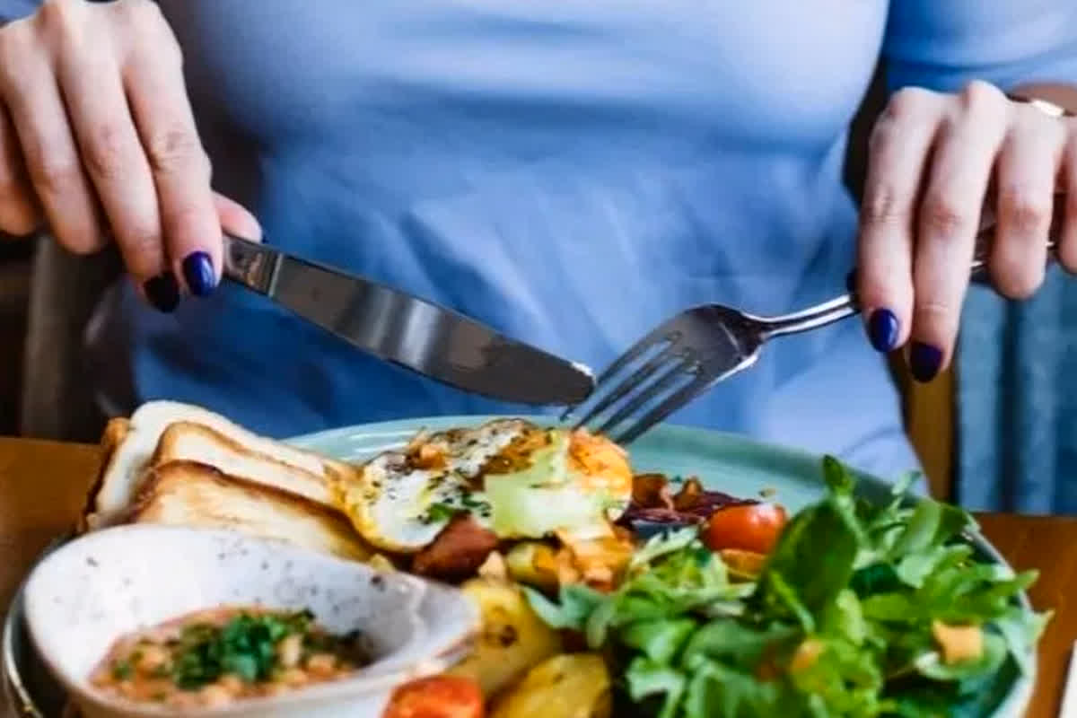 Summer Health Tips: गर्मियों में भूलकर भी न करें इन चीजों का सेवन, वरना कई दिक्कतों का करना पड़ेगा सामना