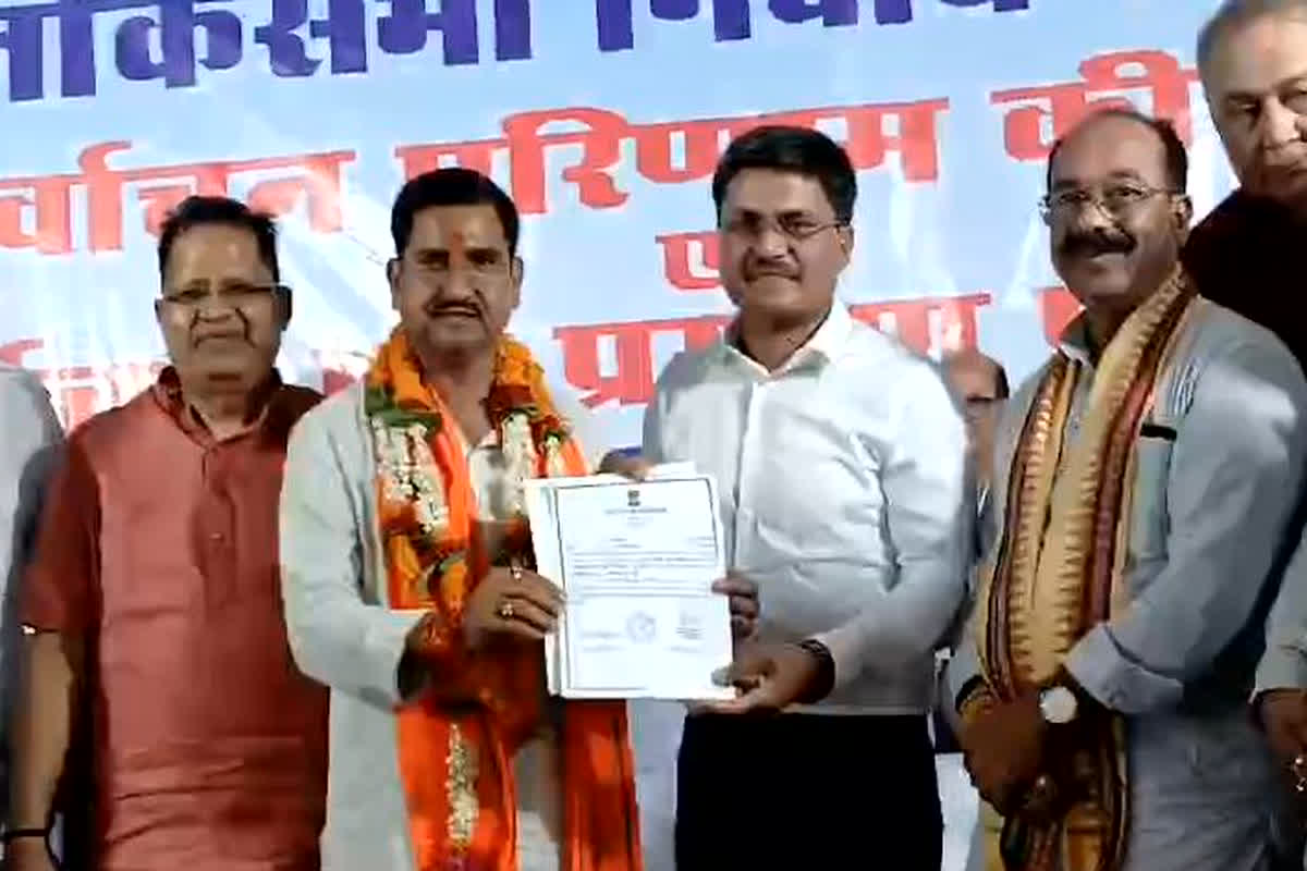 CG Lok Sabha Election 2024: BJP के तोखन साहू को जिला निर्वाचन अधिकारी ने प्रदान किया प्रमाण पत्र, डिप्टी सीएम अरुण साव सहित स्थानीय नेता रहे मौजूद