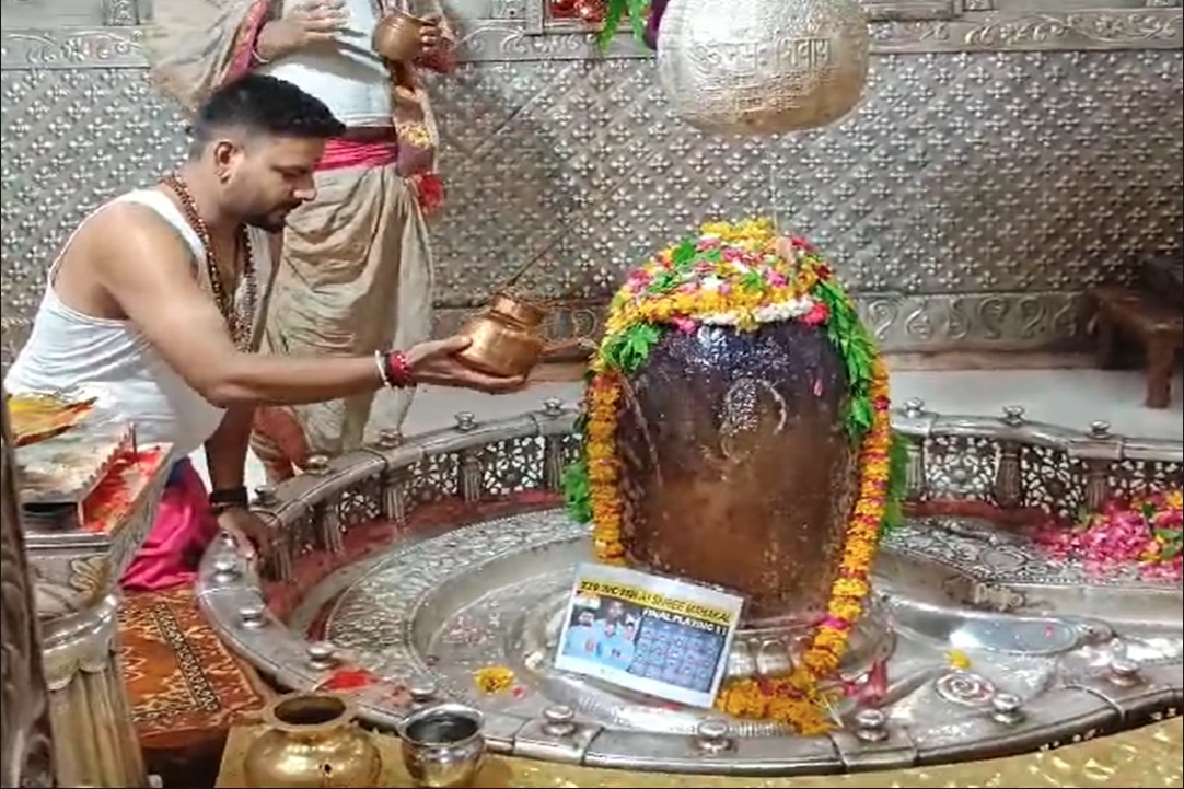 India Ki Jeet Ke Liye Poojan : भारत और पाकिस्तान महामुकाबला से पहले पूजन..! श्रद्धालुओं ने बाबा महाकाल से मांगा ‘विजयी’ आशीर्वाद, टीम इंडिया की फोटो रखकर हुआ अनुष्ठान..
