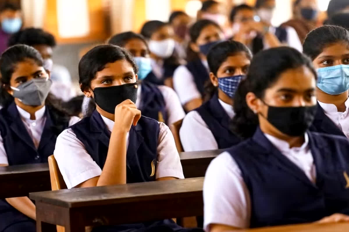 UP Board Students News: सैकड़ों छात्रों के भविष्य से खिलवाड़… ये वजह बताकर थमाई टीसी, एडमिशन के लिए दर-दर भटक रहे छात्र