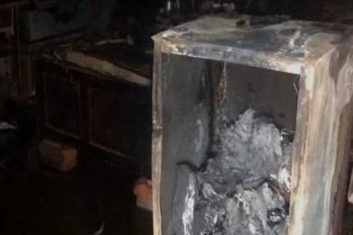 Lucknow Fridge Fire: आग का कहर…एसी के बाद अब फ्रिज में विस्फोट से लगी भीषण आग, हादसे में दुकानदार की दर्दनाक मौत