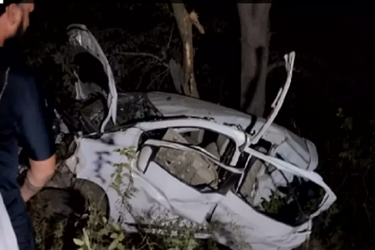 UP Road Accident: रफ्तार का कहर… बोलेरो की जोरदार टक्कर से कार के उड़े परखच्चे, हादसे में 4 यूट्यूबर्स की दर्दनाक मौत 2 घायल