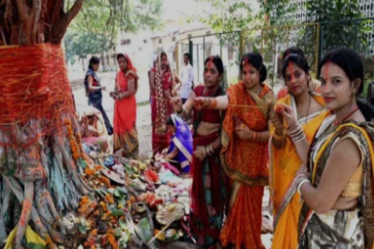Vat Savitri Vrat 2024: सुहागन महिलाओं के लिए बेहद खास है वट सावित्री का व्रत, जानिए क्या है इसका महत्व और पूजा विधि
