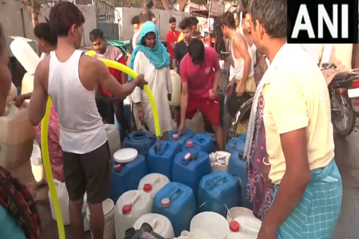 Delhi Water Crisis: पानी की किल्लत से परेशान हुए लोग, टैंकरों के जरिए हो रही पानी की पूर्ति, मचा हाहाकार