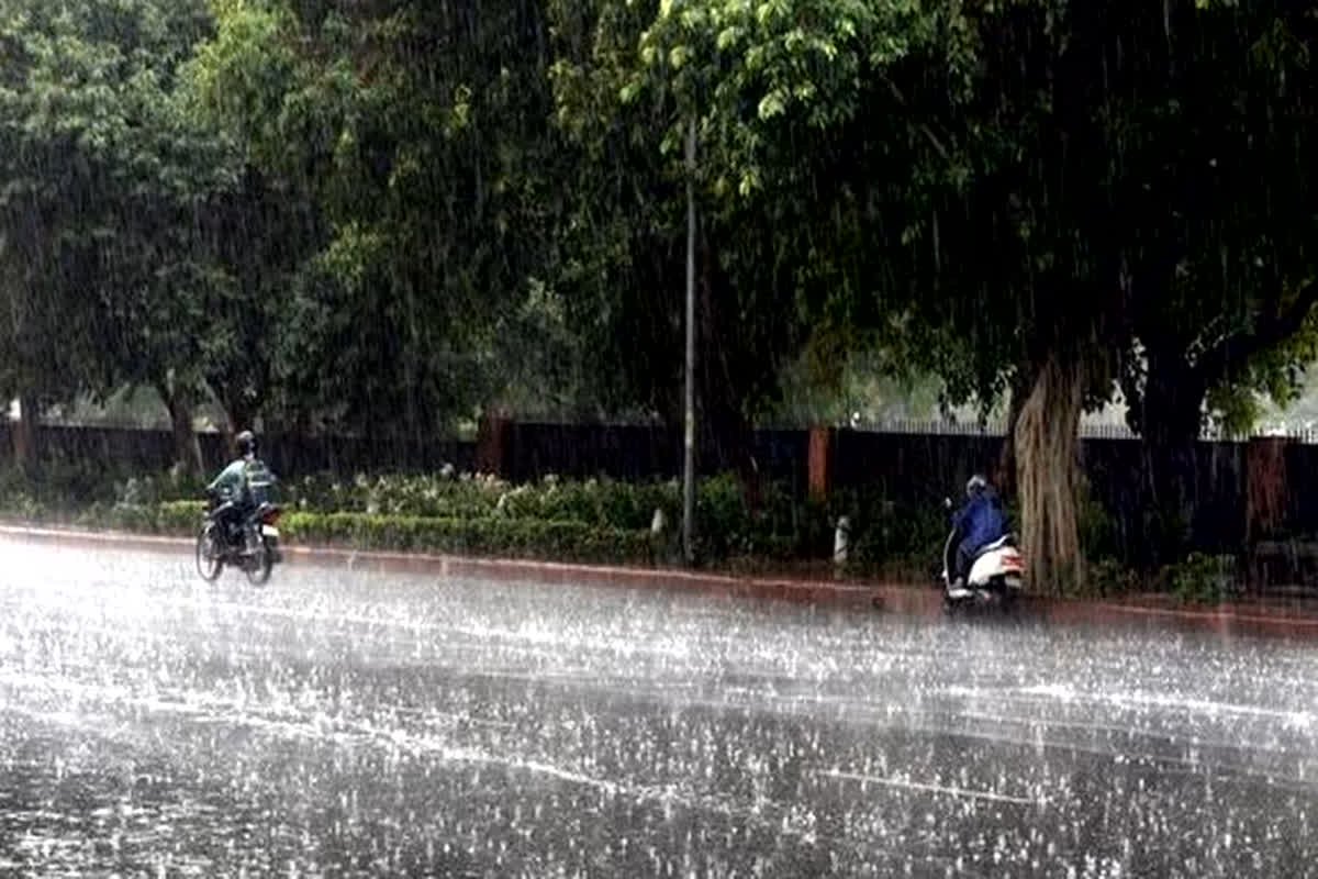 Weather Update : मानसून ने दी दस्तक..! कई इलाकों में तेज आंधी के साथ हल्की बारिश, लोगों को गर्मी से मिली राहत
