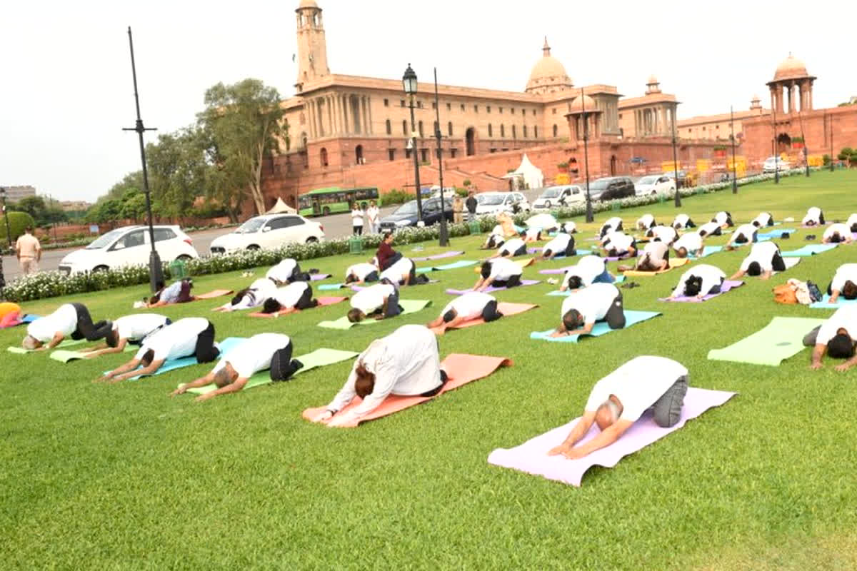 International Yoga Day 2024: कल दुनियाभर में मनाया जाएगा 10वां योग दिवस, जानें क्या है इस बार की थीम?