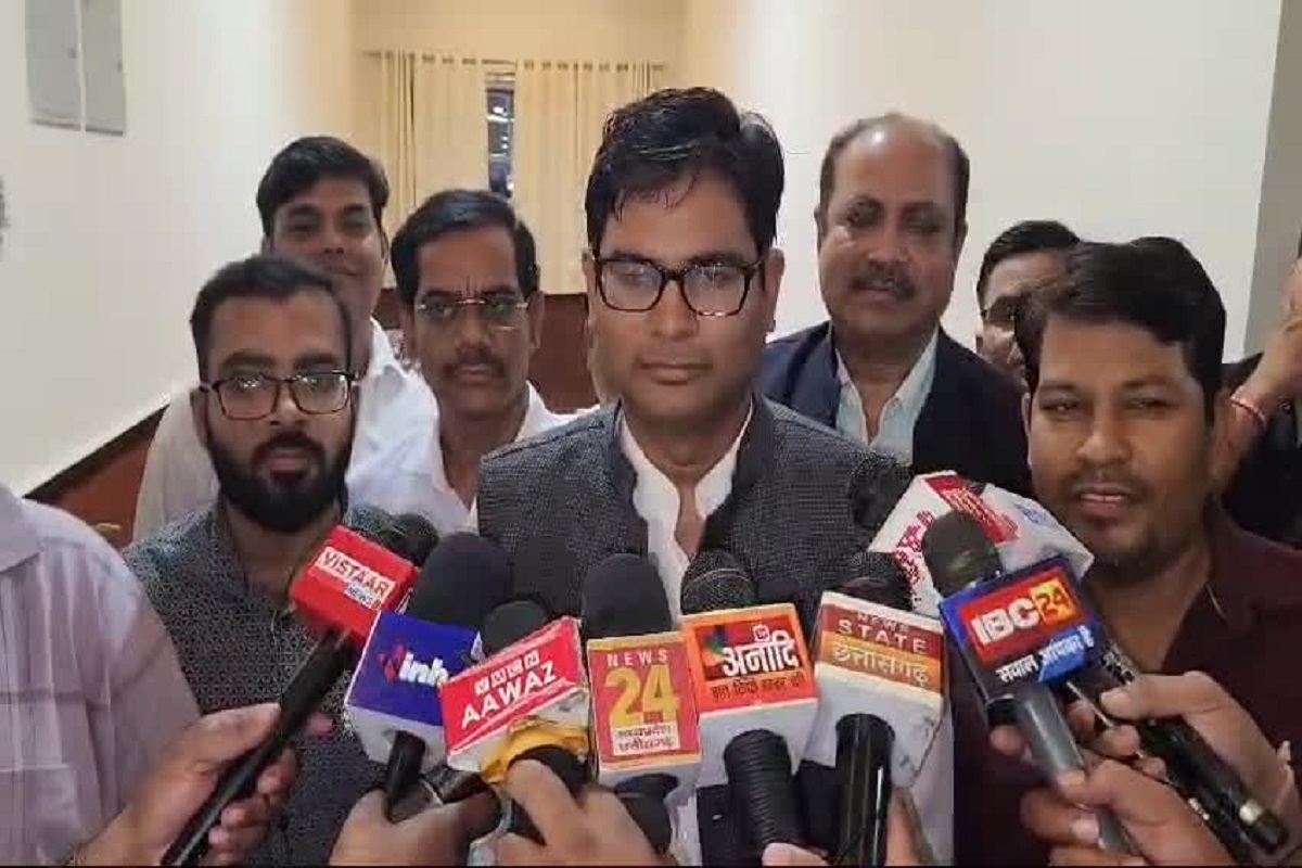 ओपी चौधरी ने अधिकारियों को चेताया! अधिकारियों को सरकार की मंशा के अनुसार करना होगा काम