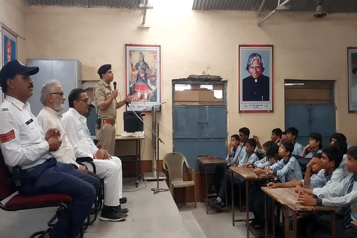 Traffic Rules In India: नियमों से न करें खिलवाड़… पुलिस ने स्कूली बच्चों को पढ़ाया यातायात का पाठ, गुड सेमेरिटन की दी जानकारी