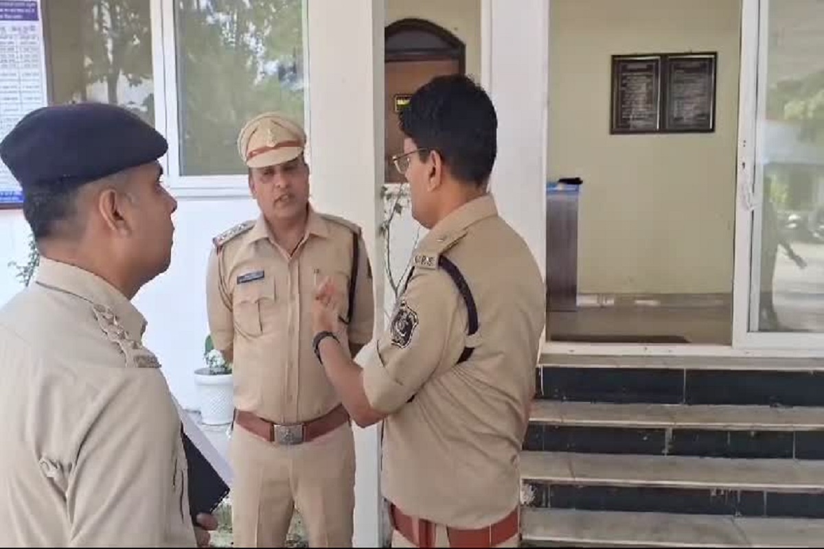 CG News: रिटायर्ड अधिकारी पर पोर्न वीडियो अपलोड करने का आरोप, ठगों ने लूट लिए 54 लाख रुपए