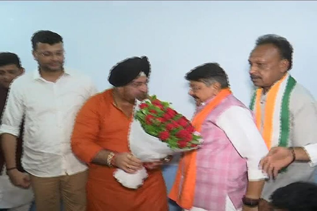 Cabinet minister kailash Vijayvargiya was welcomed in Congress office