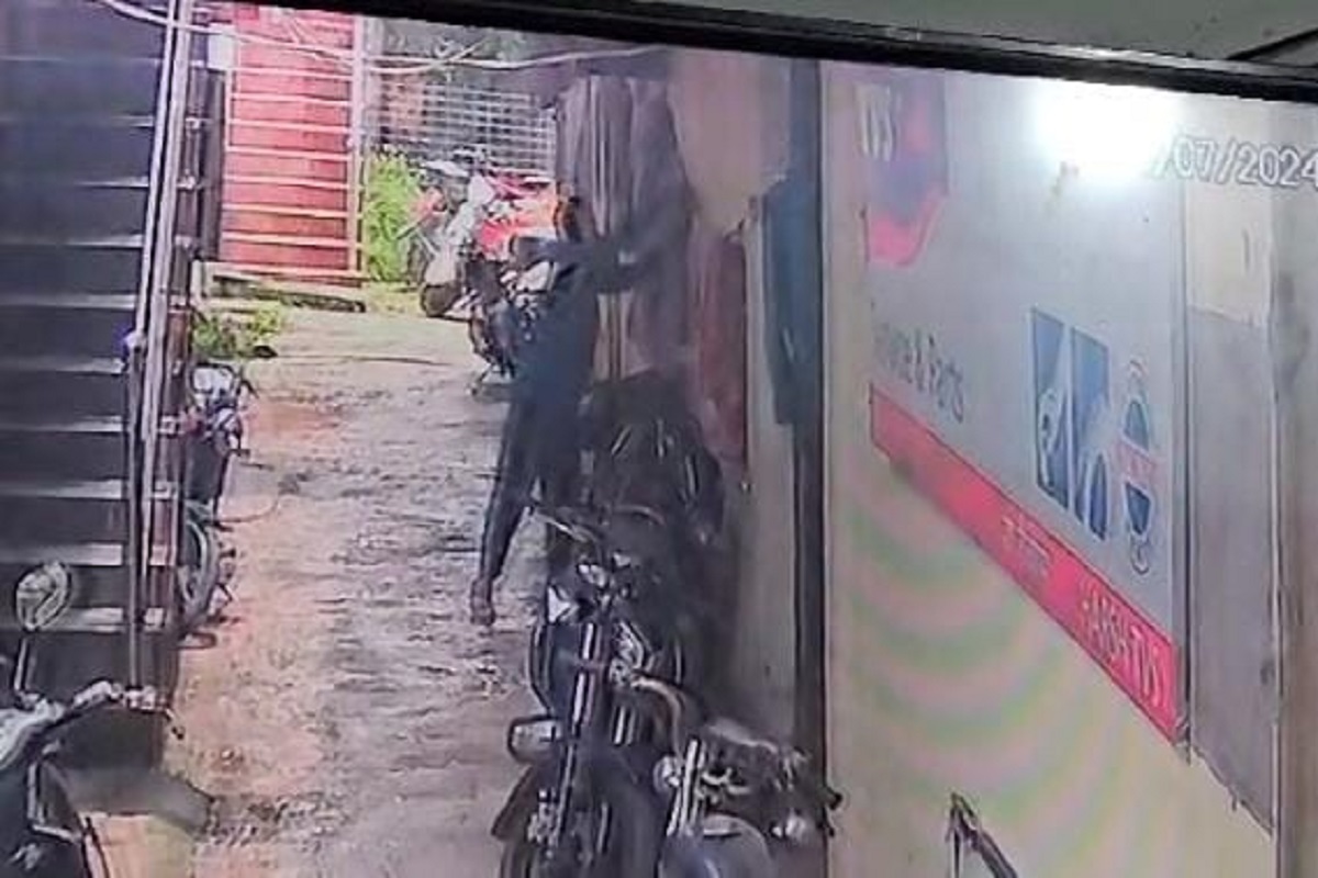 कैमरे में कैद हुआ चड्डी चोर, कीमती समान छोड़ महिलाओं के अंडर गारमेंट्स चुराते युवक का वीडियो आया सामने