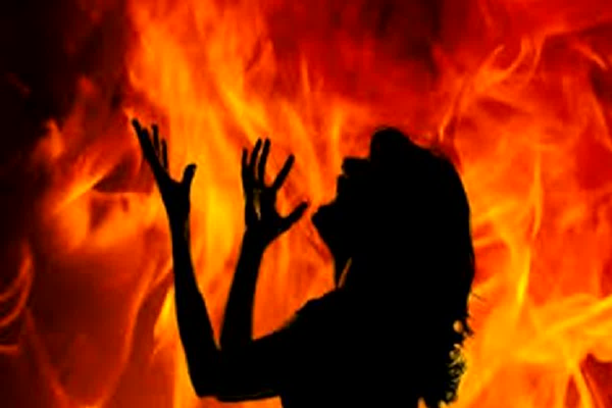 Premi ka khatarnak kand: ‘मेरी नहीं तो किसी की भी नहीं…’ सिरफिरे आशिक ने शादीशुदा महिला पर पेट्रोल डालकर लगाई आग, फिर खुद भी कर लिया ये कांड