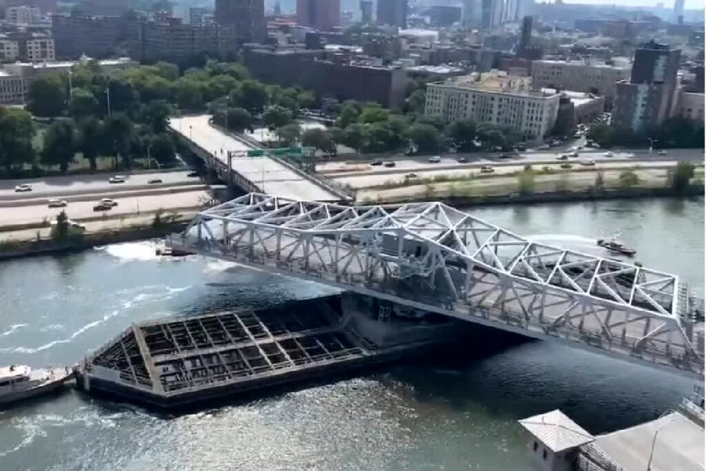 Bridge collapses in China