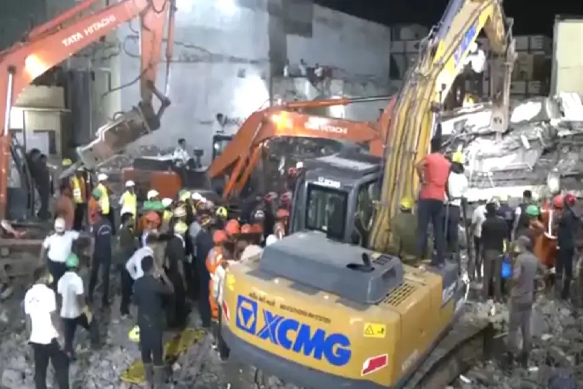 Surat Building Collapses Update : अचानक भरभराकर गिरी 5 मंजिला इमारत, 7 लोगों की थम गई सांसें, रेस्क्यू अभियान जारी