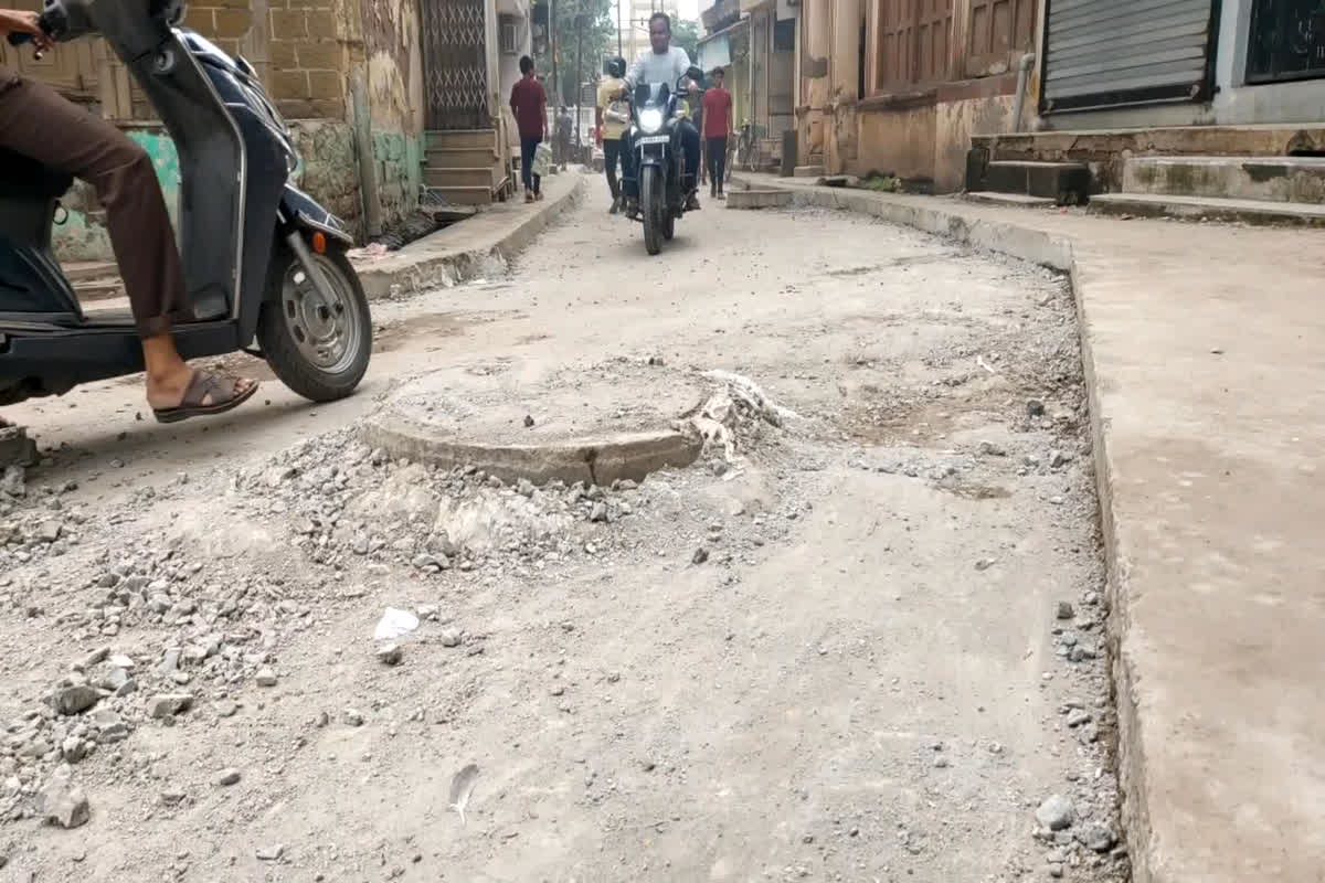 Burhanpur News: अजब गजब… नगर निगम ने ही उखाड़ दी दो महीने पहले बनी सड़क, वजह सुनकर चकरा जाएगा आपका सिर