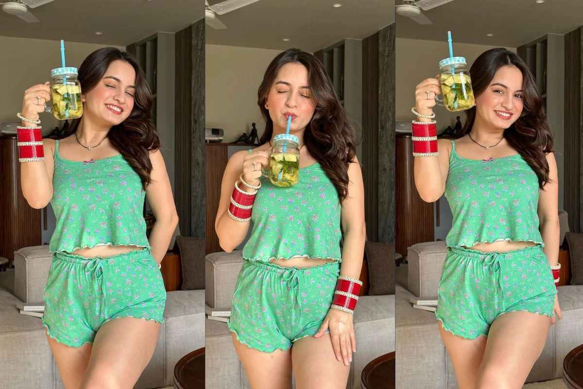 Indian Dulhan Hot Images: हाथों में चूड़िया और चेहरे पर स्माइल.. लोगों ने इस नई दुल्हन भाभी से पूछा ‘क्या मना लिया सुहागरात?’, देखें तस्वीर