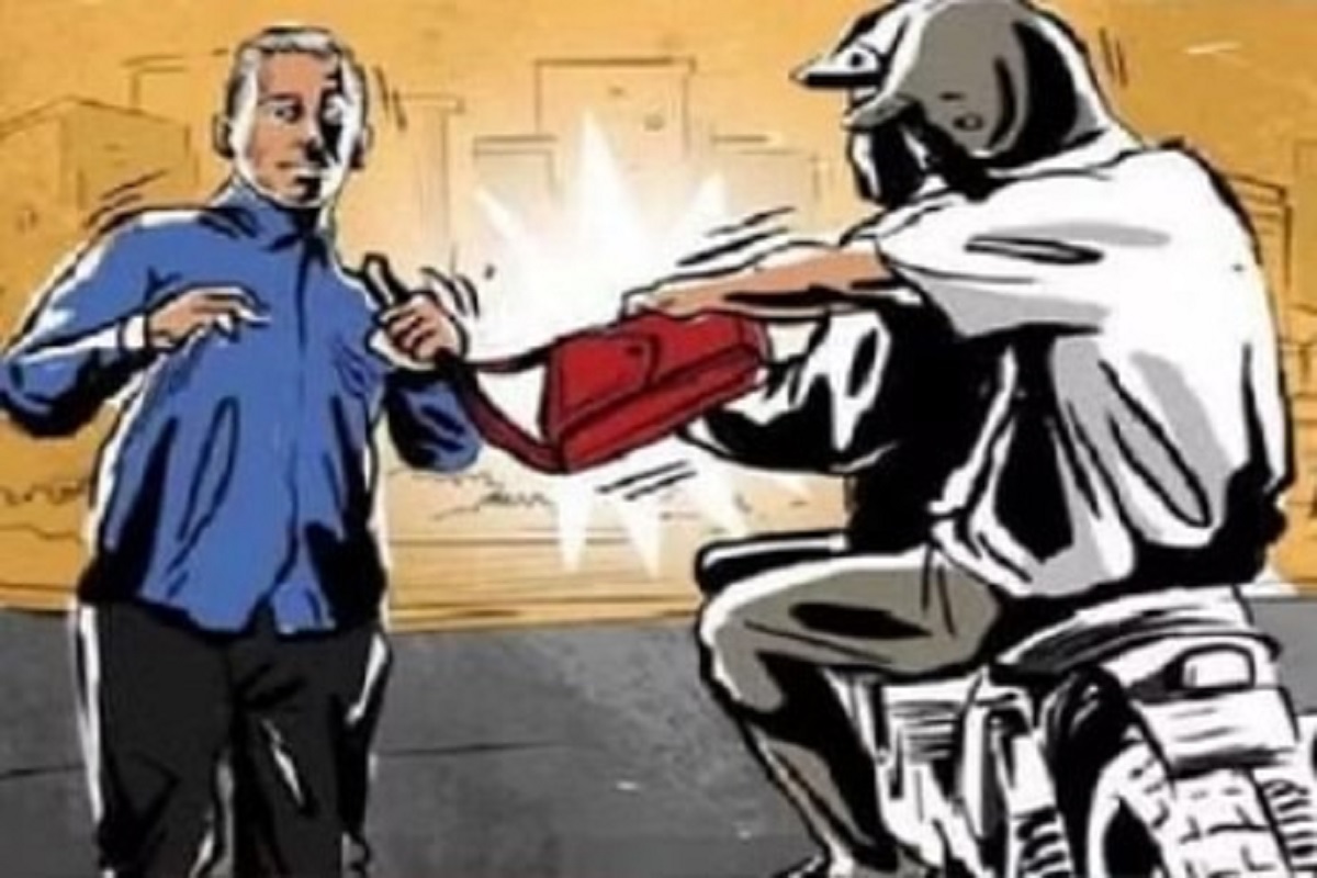 CG Crime: 10 रुपए के चक्कर में लाखों रुपए गवां बैठा मुंशी, शातिर तरीके से पैसों की भरे बैग लेकर फरार हो गए बदमाश, CCTV में कैद हुई वारदात