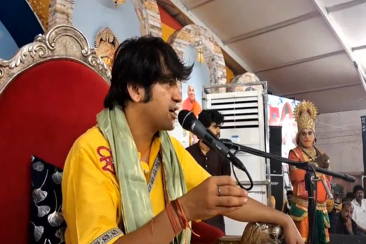 Dhirendra Shastri Ultimatum: धीरेंद्र आप कहां के सरकार…किसने दिया अल्टीमेटम देने का अधिकार? बागेश्वर धाम में दुकानदारों को नेम प्लेट लगाने की चेतावनी, प्रशासन ने नहीं दिया कोई निर्देश