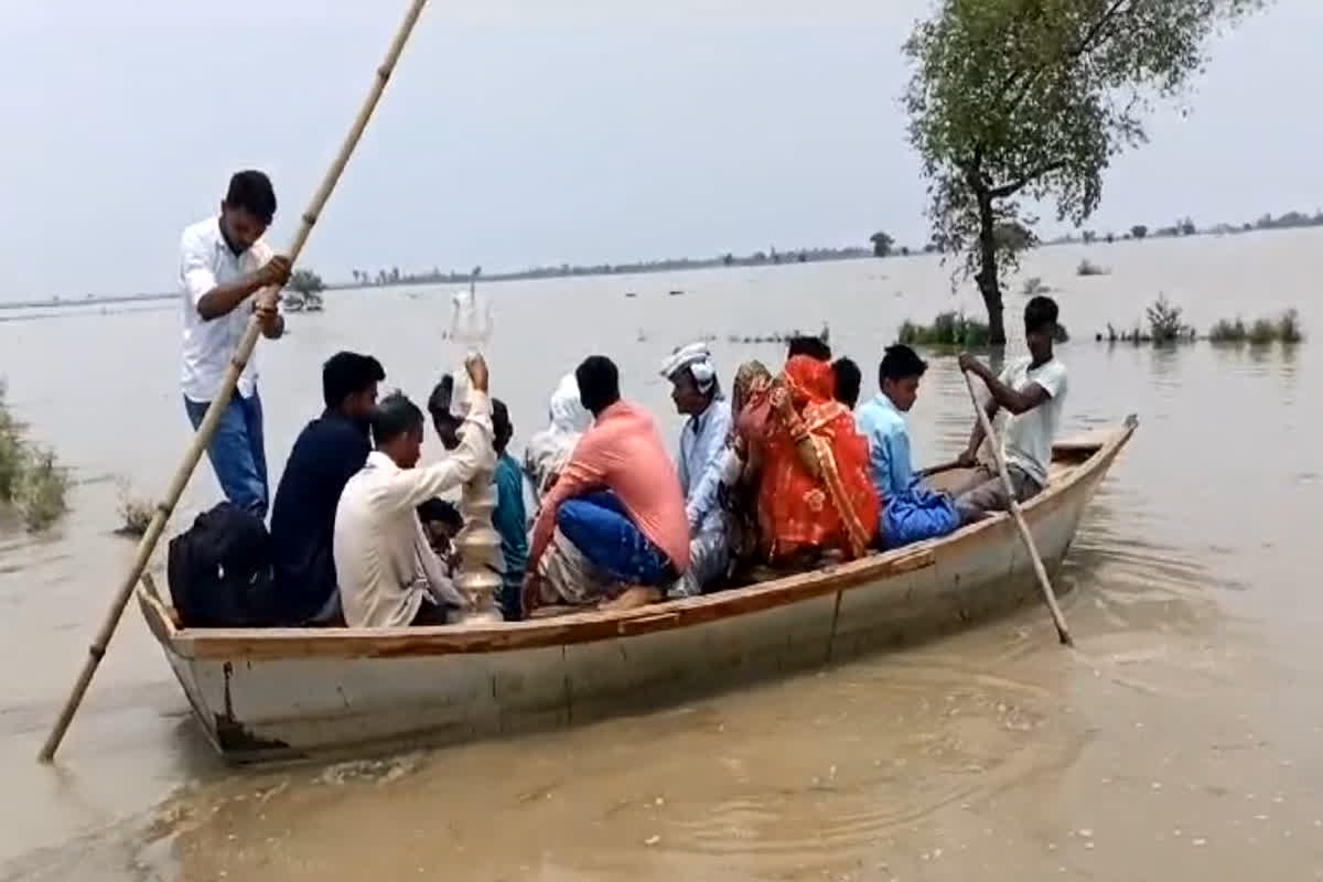 Dulha Dulhan ka Video: दुल्हन कभी नहीं भूल पाएगी अपनी विदाई, उफनती नदी को पार कर पहुंची ससुराल, देखिए नाव में सवार दूल्हा-दुल्हन का वीडियो