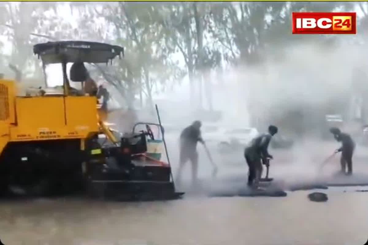 Haryana Road Construction Video : भारी बारिश के बीच किया जा रहा नई सड़क का निर्माण! जमकर वायरल हो रहा वीडियो
