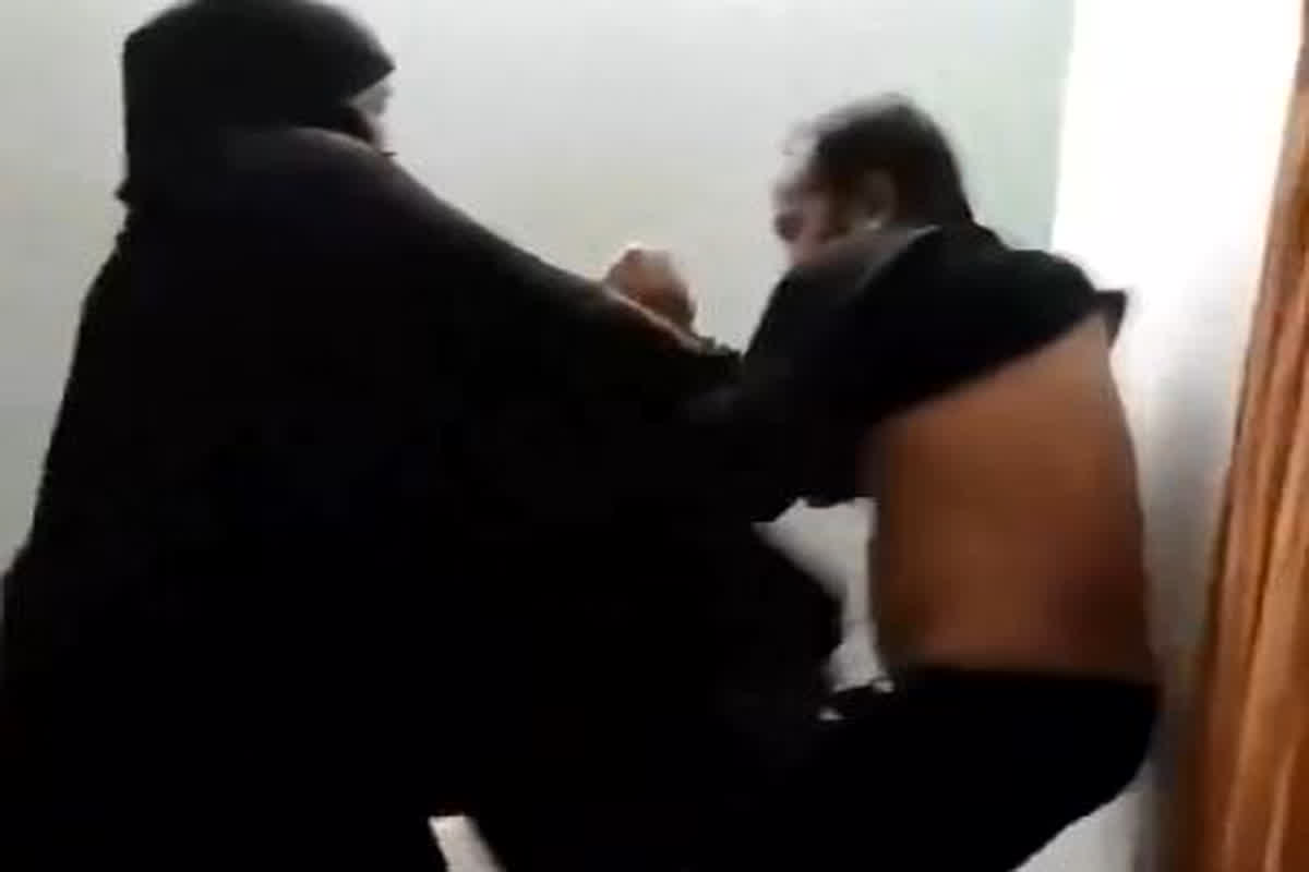 Wife Caught husband Red Handed: दूसरी महिला के साथ होटल में रंगरलियां पत्नी ने पति को रंगे हाथों पकड़ा, पहले कर चुका है चार शादियां