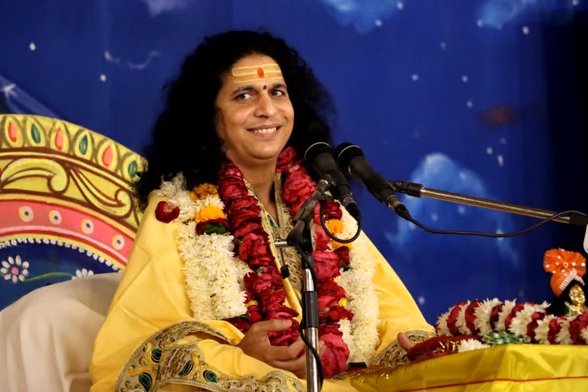 Indradev Maharaj Katha: ‘अरे जाकर ब्लाउज खोलकर देख ले, ये सीता…’ रामलीला के पात्रों पर कथावाचक ने की शर्मनाक टिप्पणी