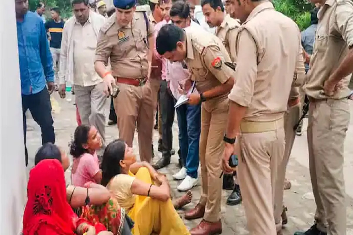 Hathras Satsang Stampede: लाशों का ढेर देख सिपाही को आया हार्ट अटैक, देखते ही देखते चली गई जान