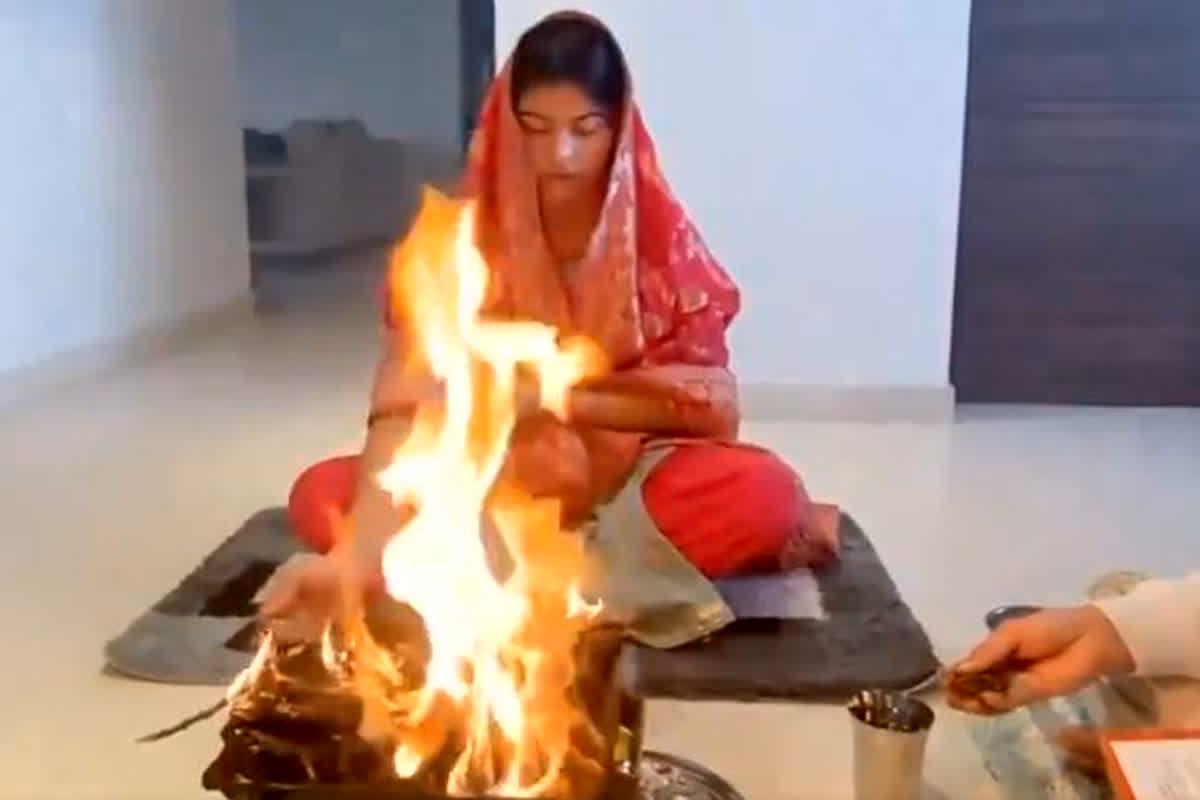 Manu Bhaker Video: मनु भाकर ने ओलंपिक का सफर शुरू करने से पहले किया था महामुत्युंजय मंत्र का जाप, सामने आया वीडियो