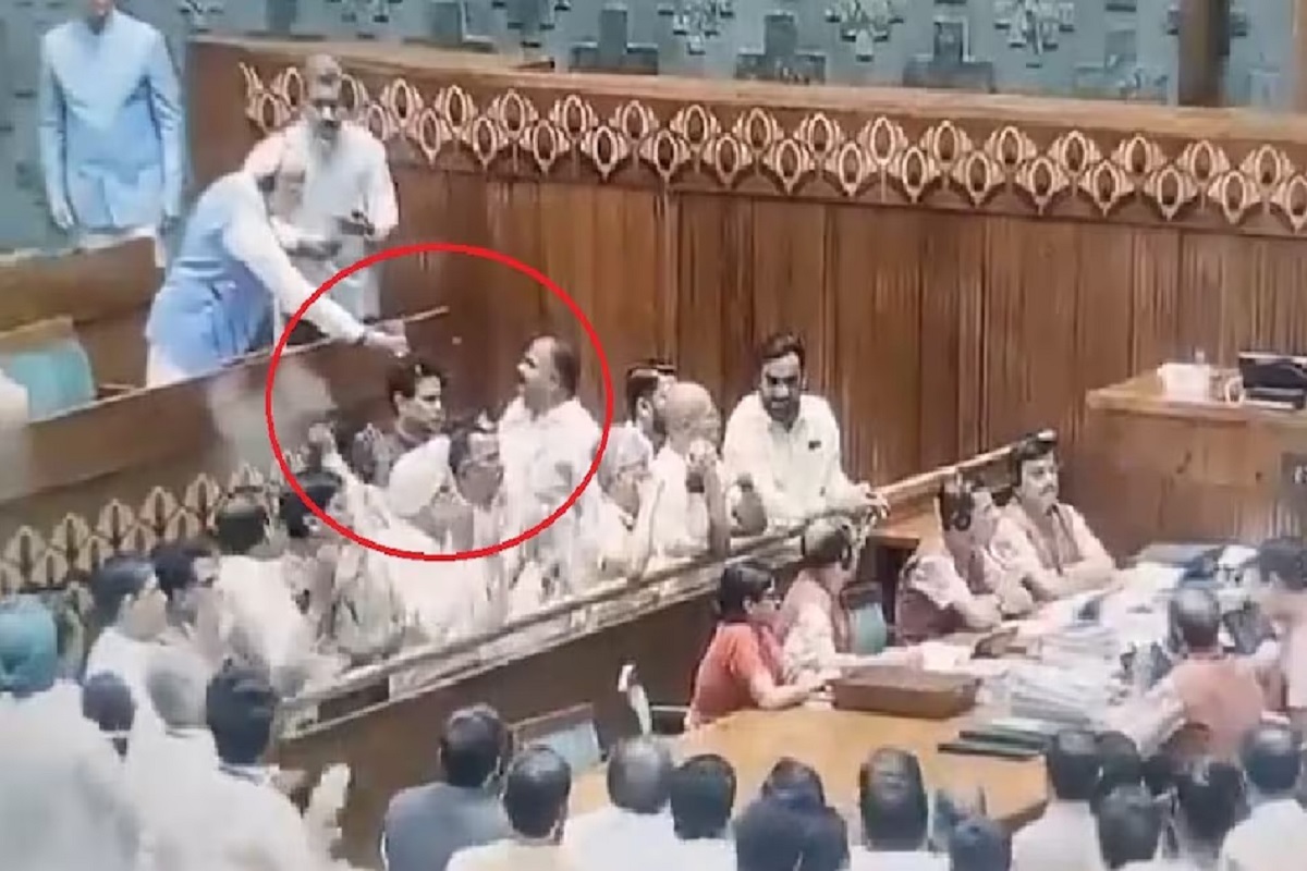 PM Modi Ne Congress MP ko Pilaya Pani : वेल में नारेबाजी कर रहे थे विपक्षी नेता, तभी पीएम मोदी ने कांग्रेस सांसद के साथ किया कुछ ऐसा, देखकर सभी रह गए हैरान
