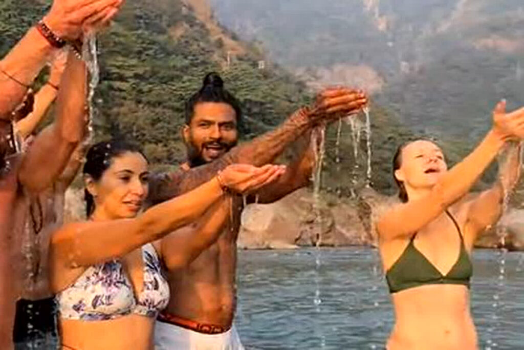 Nadi me Ladkiyon ka nahate hue video