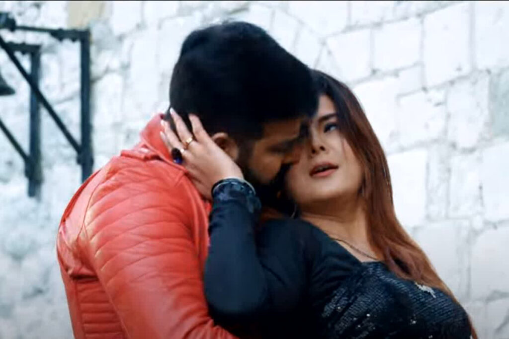 Pawan Singh-Smriti Sinha Hot Video