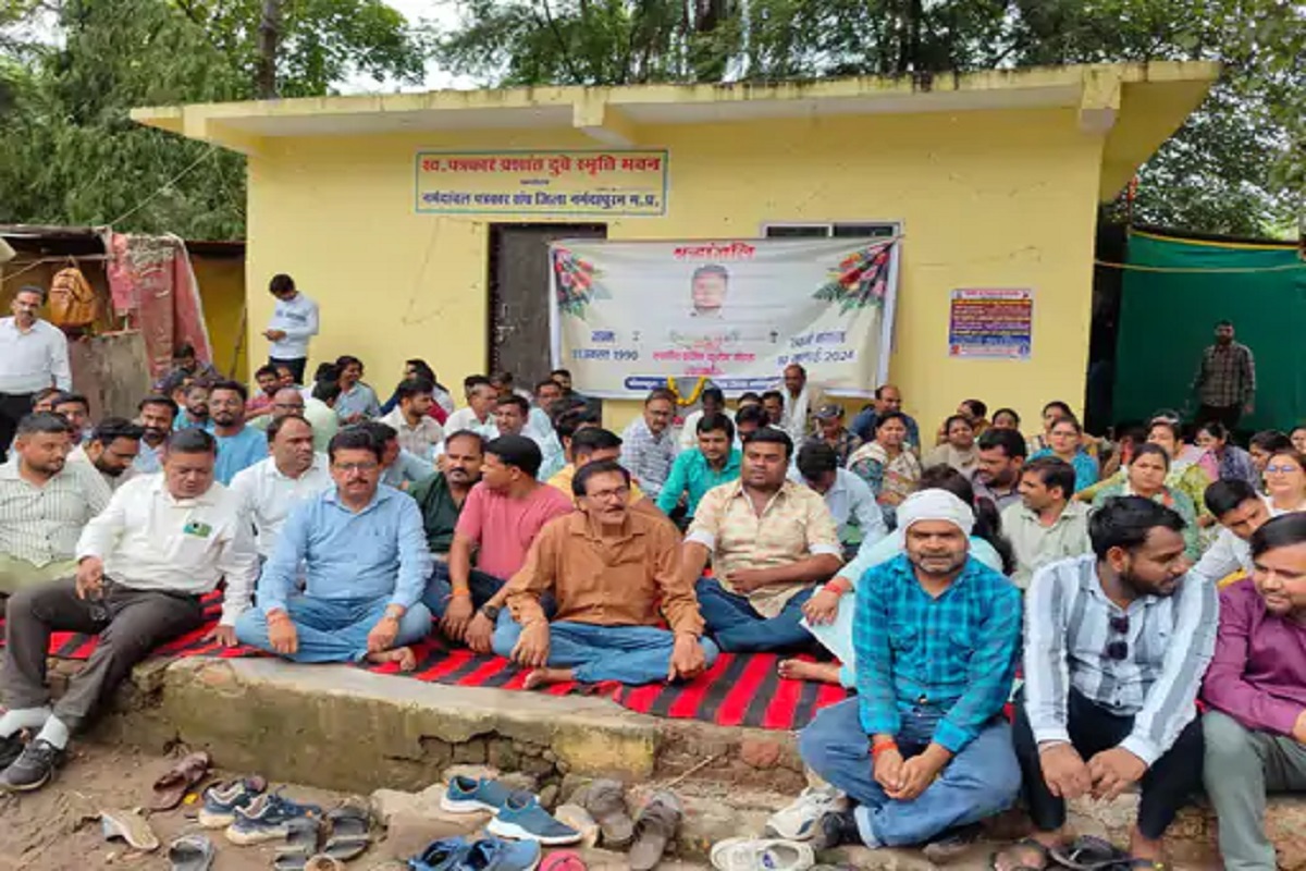 Patwari Strike : हड़ताल पर गए पटवारियों पर एक्शन, एसडीएम ने एक साथ इतने लोगों को किया निलंबित, संघ पदाधिकारियों को थमाया नोटिस