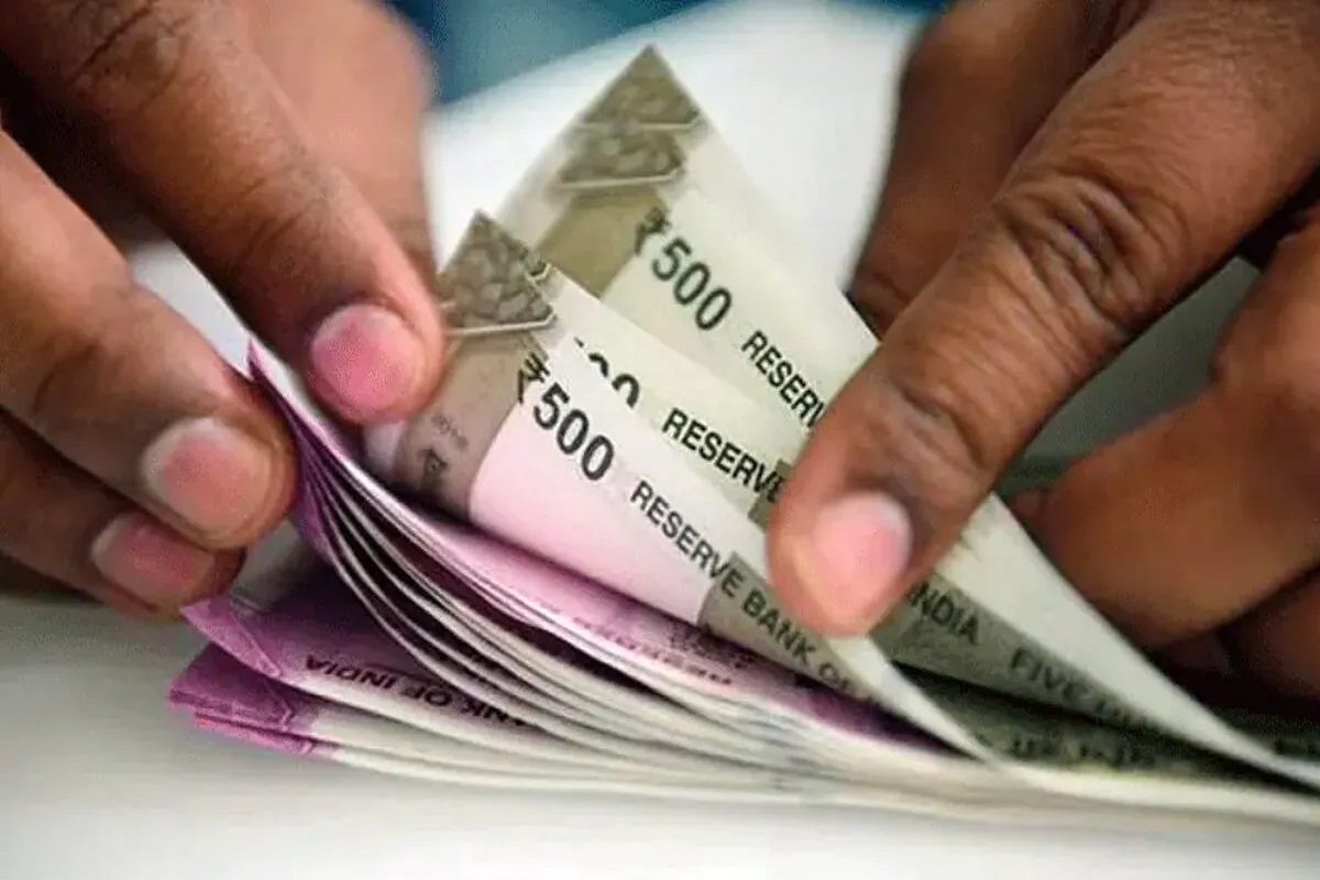 Action on Careless Govt Employees : इन कर्मचारियों पर बड़ा एक्शन, नहीं मिलेगा इतने दिनों वेतन, कलेक्टर ने इस वजह से की कार्रवाई