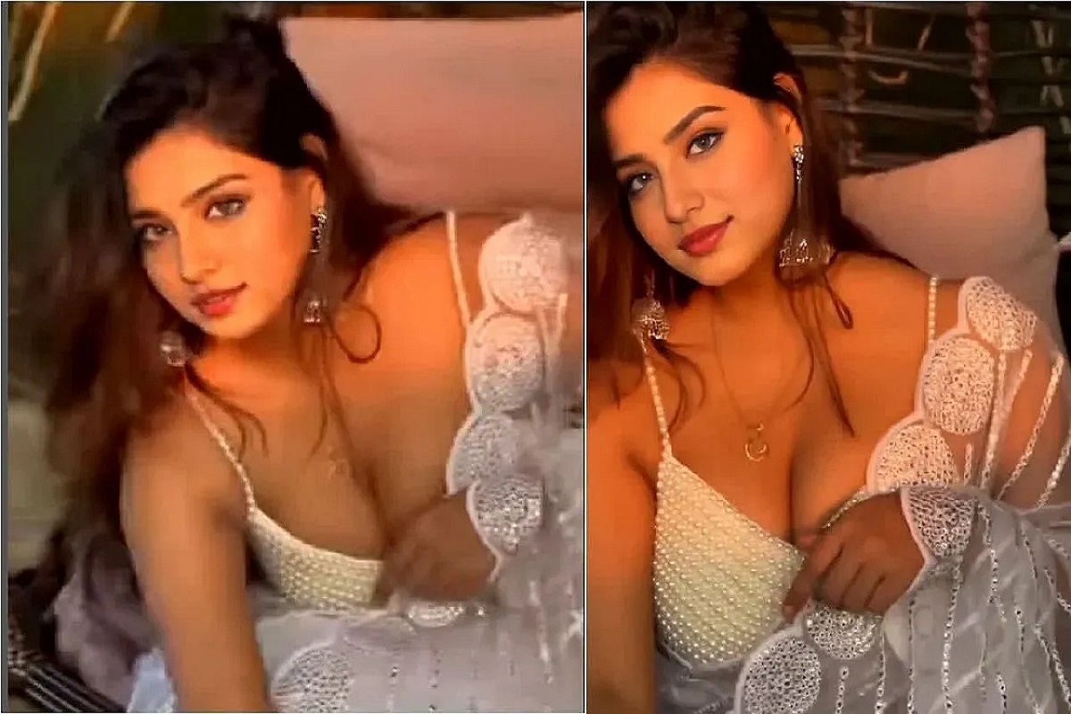 Sexy Video : सफेद ब्रा के साथ जालीदार चुनरी… देसी भाभी को देखते ही मदहोश हुए लड़के, वायरल हुआ सेक्सी वीडियो