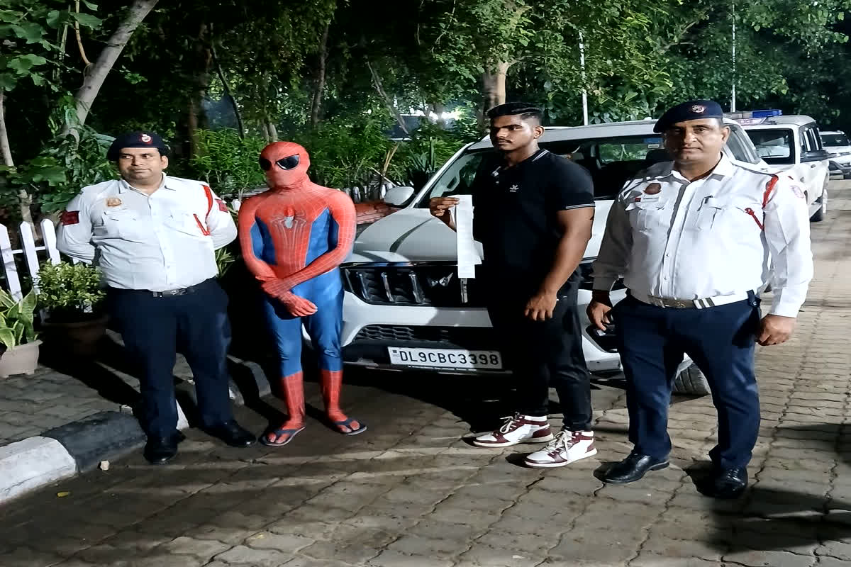 Delhi Spider Man Video: और भाई! आ गया स्वाद… ‘स्पाइडर मैन’ बनकर सड़क कर ऐसा काम कर रहा था शक्स, पुलिस ने सिखाया सबक