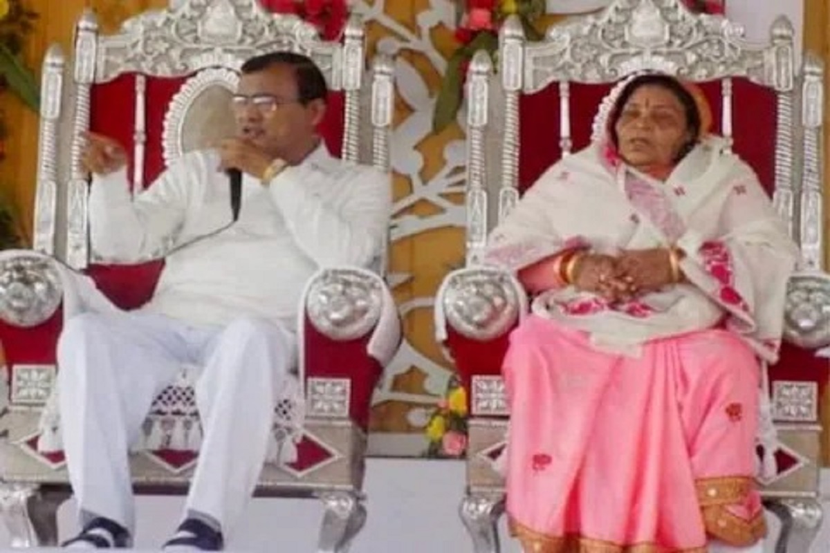 Bhole baba satsang: कौन हैं ‘भोले बाबा’, जो मंच पर पत्नी के साथ करते हैं ये काम, कार्यक्रम में खत्म हो गईं 90 जिंदगी