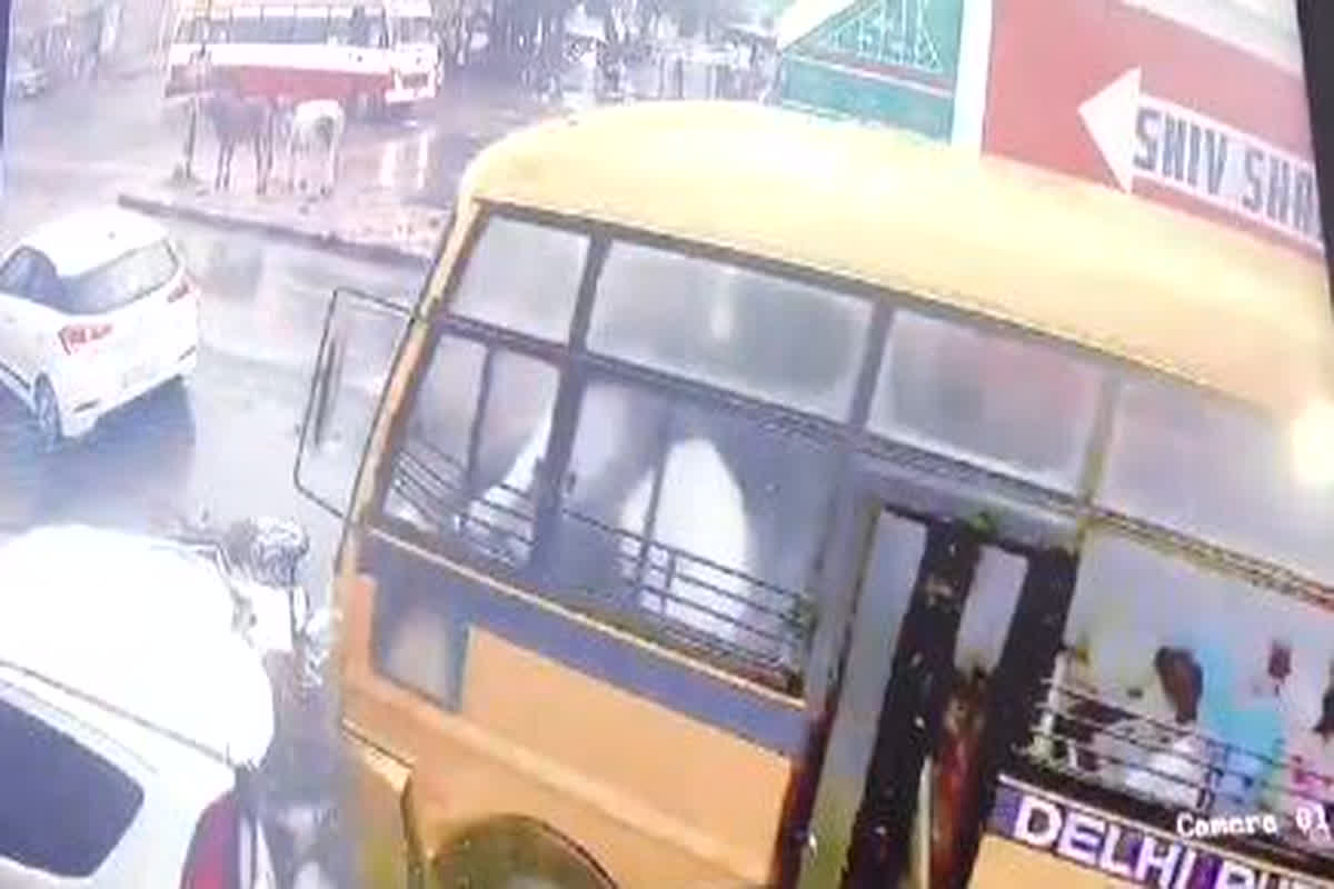 School Bus Accident Video : अनियंत्रित स्कूल बस ने कई गाड़ियों को मारी टक्कर, वायरल हुआ भयावह वीडियो