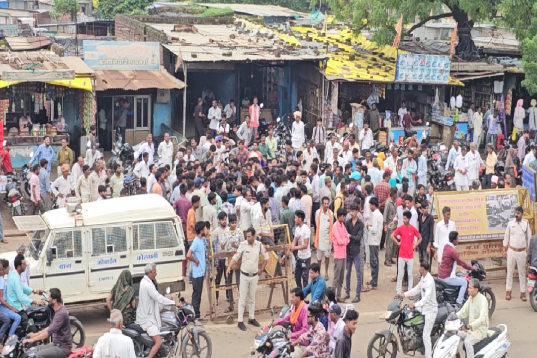 Principal Viral Audio Update : प्राचार्य के वायरल ऑडियो से मचा बवाल, ग्रामीणों ने खोल दिया मोर्चा, शिक्षक स्कूल में पढ़ा रहे थे ऐसी बातें