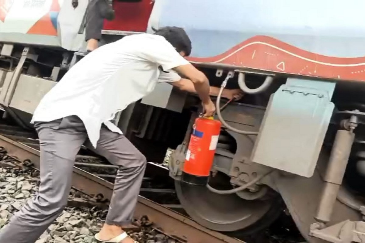 Amarkantak Express Fire: पहियों से उठता रहा धुआं, फिर भी सरपट दौड़ती रही ट्रेन, आग देखकर यात्रियों में मचा हड़कंप
