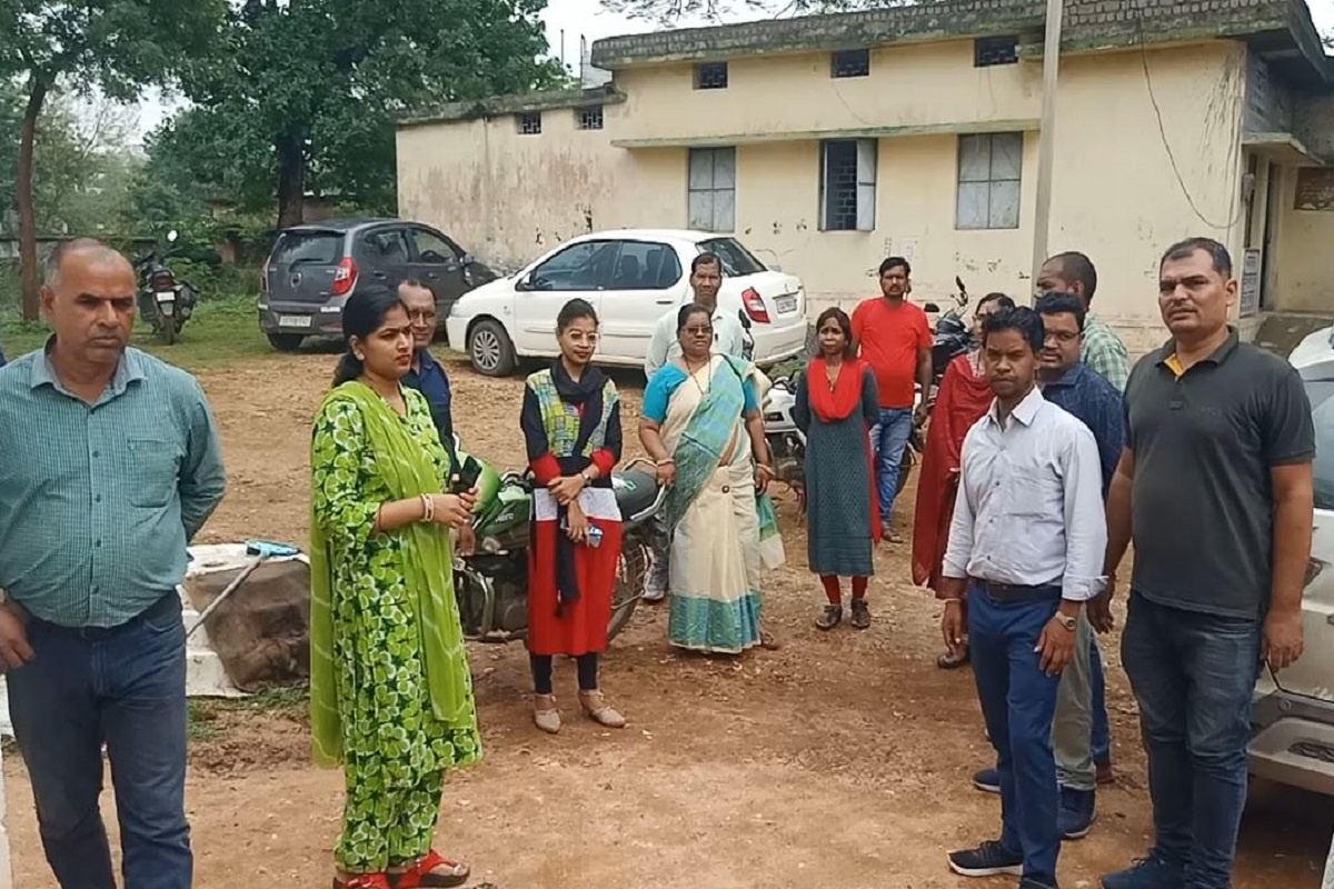 प्राचार्य को पसंद नहीं था महिला शिक्षकों का चाय पीना ! स्कूल में ही कर दी पिटाई, एक घुसी टेबल के नीचे तो दूसरी ने लगाई दौड़